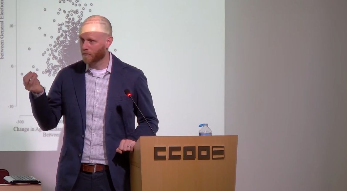 Conferencia Aaron Reeves: 